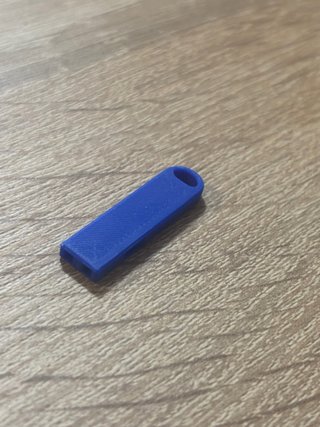 Mini silbato llavero azul