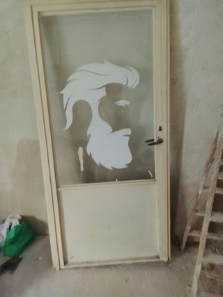 Puerta con cristal y diseño de barbería