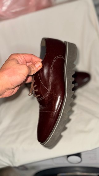 Zapatos de vestir con suela dentada