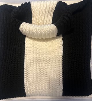 Jersey Cuello Alto Blanco y Negro