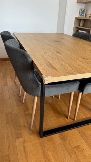 Mesa de salón con estructura metálica
