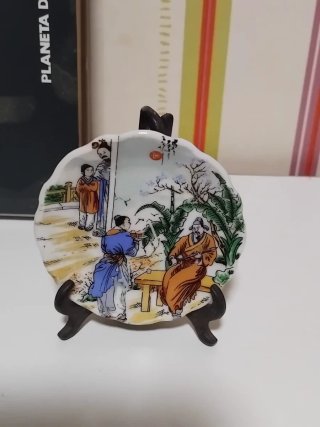 Plato de cerámica decorativo con soporte