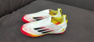 Botas de fútbol Adidas F50 infantiles, talla 33.