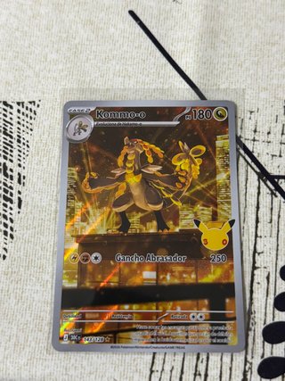Carta Pokémon Kommo-o 143/128 30 Aniversario