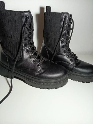 Botas militares negras con caña de punto elástico