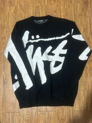 Jersey Stussy negro y blanco.