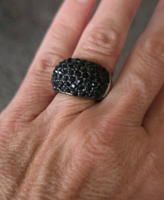 Anillo con piedras negras.