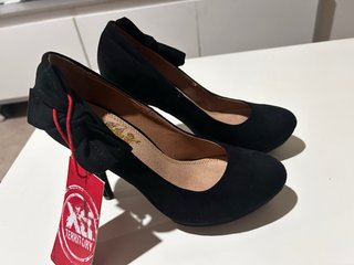 Zapatos de tacón negros con lazo