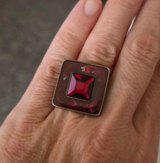 Anillo Cuadrado con Piedra Roja. Ajustable.