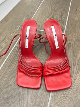 Sandalias de tacón rojas Zara