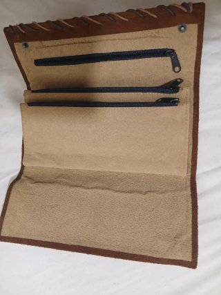 Cartera de cuero marrón