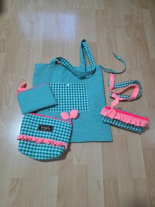 Tote bag y accesorios a juego