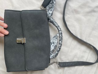 Bolso Negro con Detalle de Pañuelo