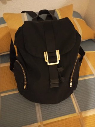 Mochila Negra con Cierre Metálico