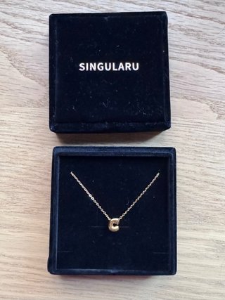 Collar Singularu con Inicial C