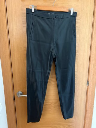 Pantalón de polipiel negro Zara