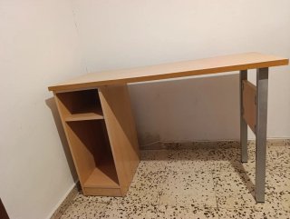 Escritorio de madera y metal