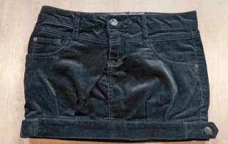Falda de pana negra Stradivarius