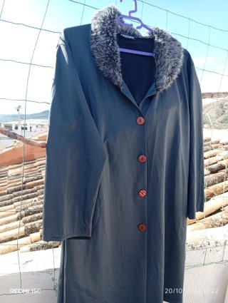 Gabardina Negra con Cuello de Pelo