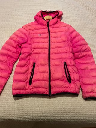 Plumífero de mujer con capucha. Talla XS