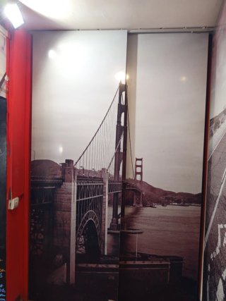 Dos puertas correderas con diseño fotográfico
