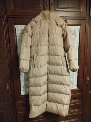 Chaquetón largo beige con gorro