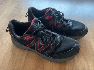 Zapatillas Trail New Balance Negras y Rojas.