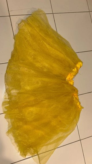 Lote de falda de tul, una amarilla y otra roja