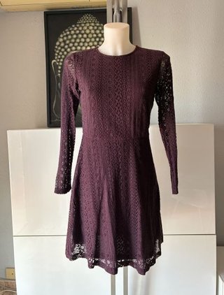 Vestido de encaje en color vino. Talla 36