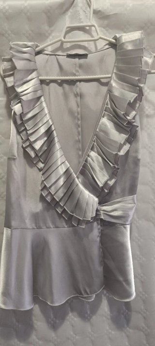 Blusa de fiesta plateada con volantes