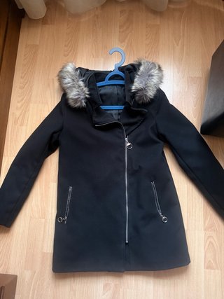 Abrigo de paño negro con capucha