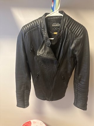 Cazadora de piel negra Pull&Bear