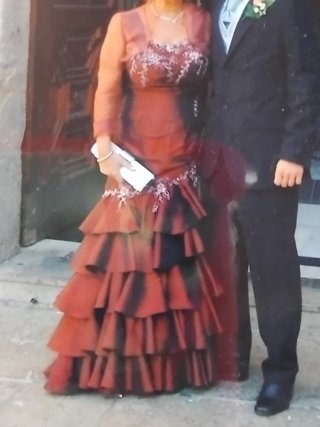 Vestido Granate con Detalles Brillantes