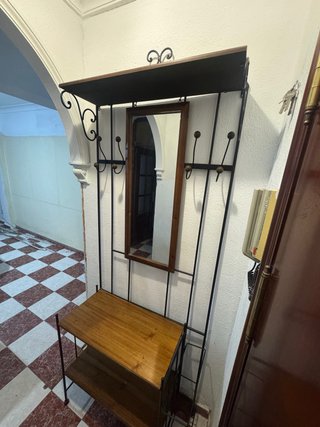 Mueble de entrada con espejo y perchero