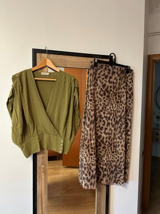 Conjunto Blusa Verde y Falda Animal Print