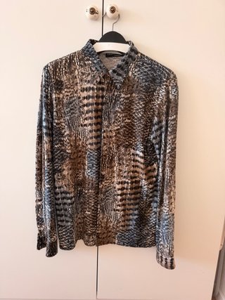 Camisa con estampado de serpiente