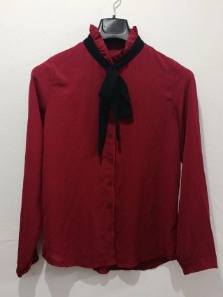 Blusa Roja con Lazo Negro