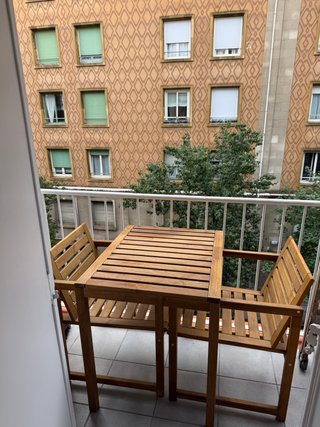 Conjunto de mesa y dos sillas de terraza de madera