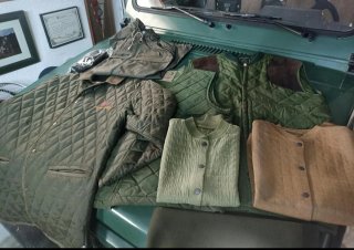 Lote de Ropa de Caza: Chaquetas y Chalecos