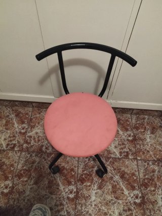 Silla de escritorio rosa y negra