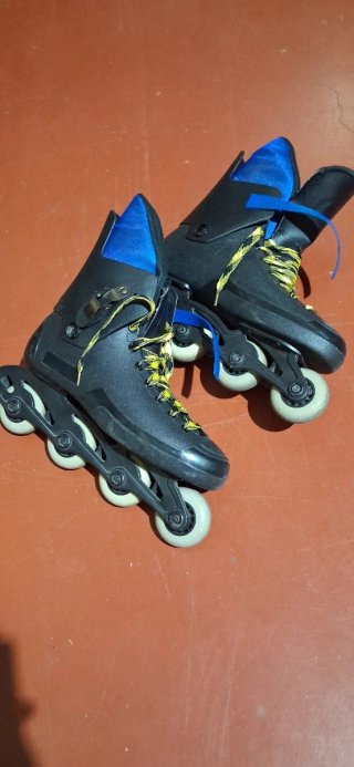 Patines en línea negros y azules