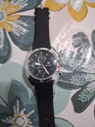 Reloj con correa de silicona negra