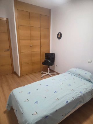 Se Alquila habitación en Ensanche de Vallecas .