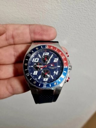 Reloj Tommy Hilfiger  Rojo y Azul.