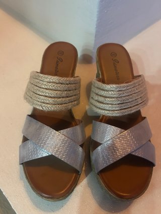 Sandalias de cuña Primavera plateadas Talla 40