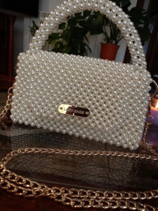 Bolso hecho a mano con cuentas acrílicas.
