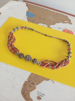 Collar de cuentas y abalorios rojos