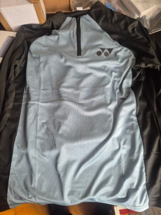 Camiseta deportiva Yonex azul y negra
