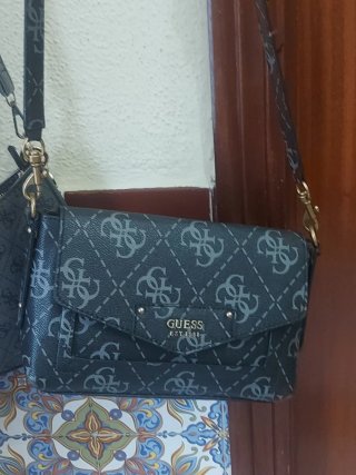 Bolso pequeño Guess negro