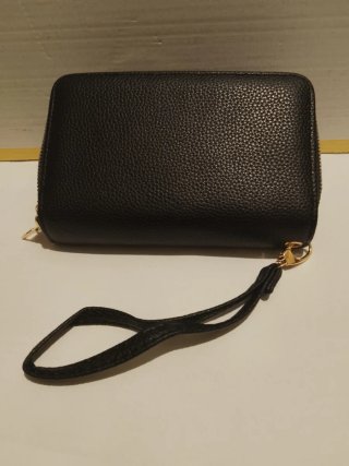 Monedero Negro con Correa de Mano